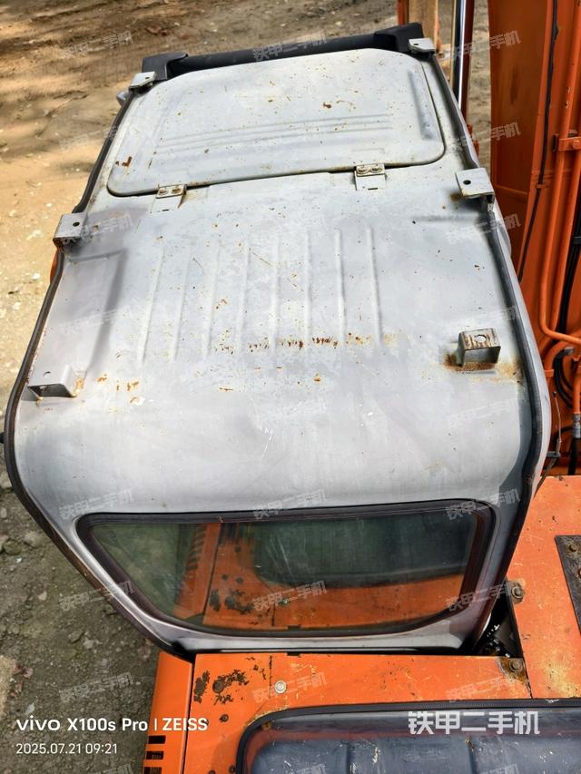 駕駛室頂部（整機外觀）