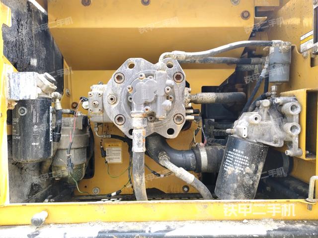 液壓泵艙室正面整體(整機外觀) 液壓泵艙室正面整體(整機外觀)