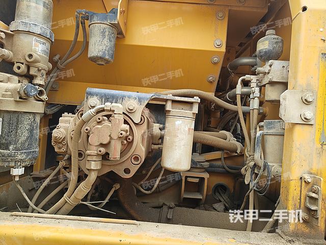 液压泵舱室正面整体（整机外观）