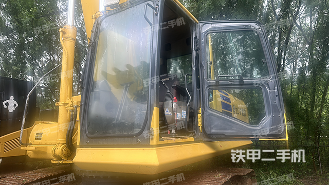 駕駛室整體(整機(jī)外觀) 駕駛室整體(整機(jī)外觀)