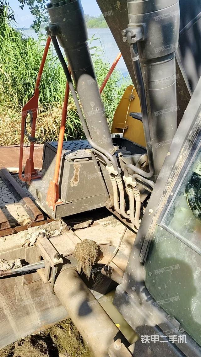 駕駛室頂部(整機外觀) 駕駛室頂部(整機外觀)
