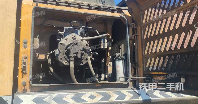 液壓泵艙室正面整體(整機外觀) 液壓泵艙室正面整體(整機外觀)