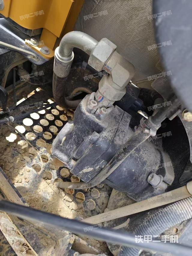 液壓泵艙室正面整體(整機外觀) 液壓泵艙室正面整體(整機外觀)