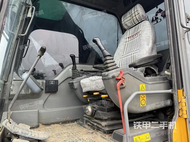 驾驶室整体(整机外观) 驾驶室整体(整机外观)