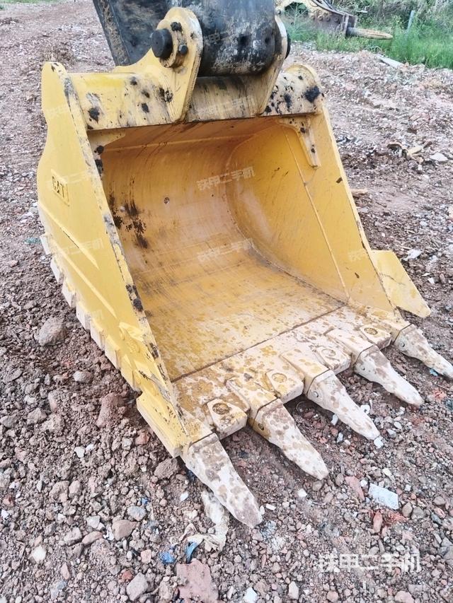 铲斗右后整体(工作和回转装置) 铲斗右后整体(工作和回转装置)