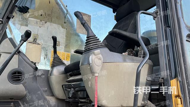 驾驶室整体(整机外观) 驾驶室整体(整机外观)