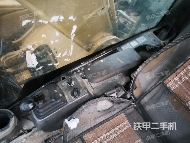 座椅左侧控制台/音响/含左手柄(驾驶室部分) 座椅左侧控制台/音响/含左手柄(驾驶室部分)