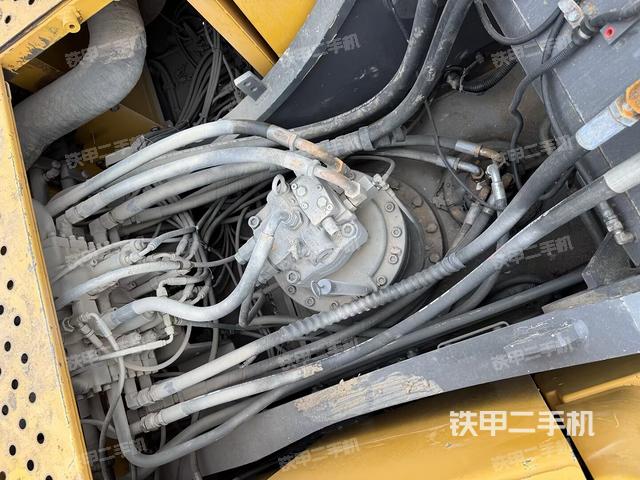 回转马达和主控阀(整机外观) 回转马达和主控阀(整机外观)