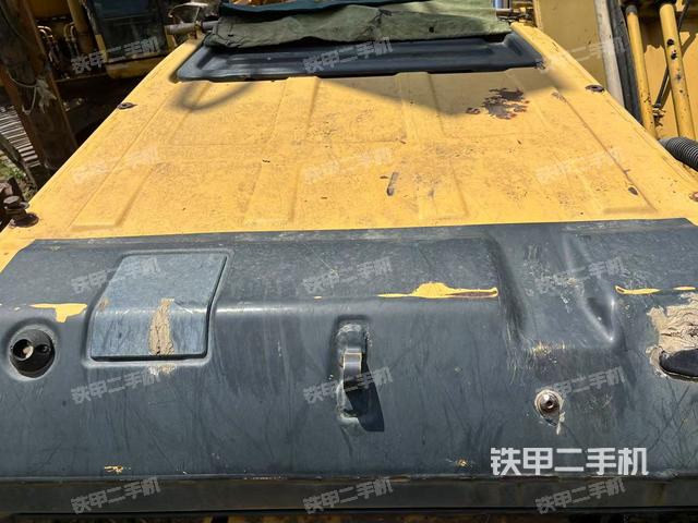駕駛室頂部(整機(jī)外觀) 駕駛室頂部(整機(jī)外觀)