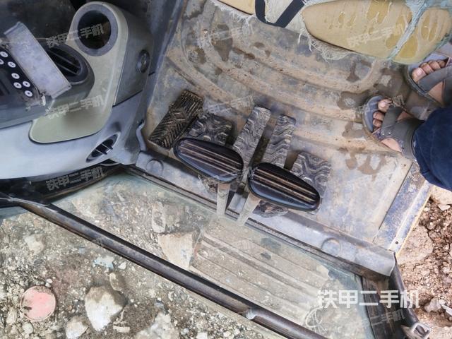 行走控制手柄和踏板?俯拍(駕駛室部分) 行走控制手柄和踏板?俯拍(駕駛室部分)