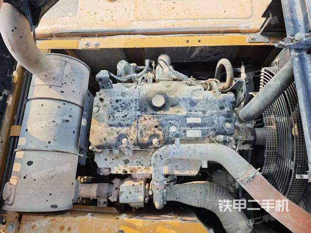 液压泵舱室正面整体(整机外观) 液压泵舱室正面整体(整机外观)
