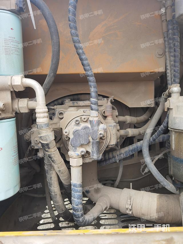 液压泵舱室正面整体（整机外观）