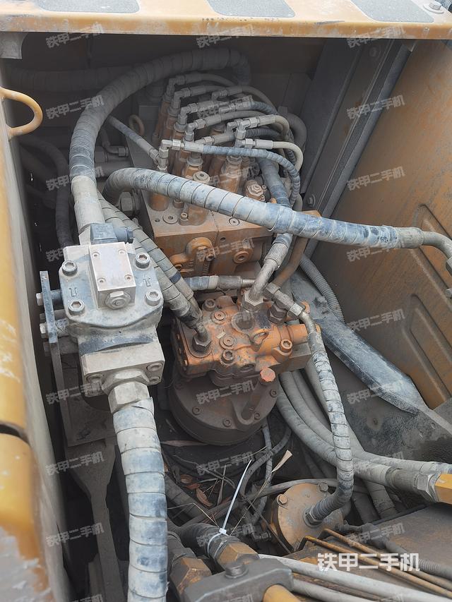 回转马达和主控阀（整机外观）