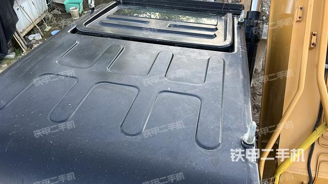駕駛室頂部(整機(jī)外觀) 駕駛室頂部(整機(jī)外觀)