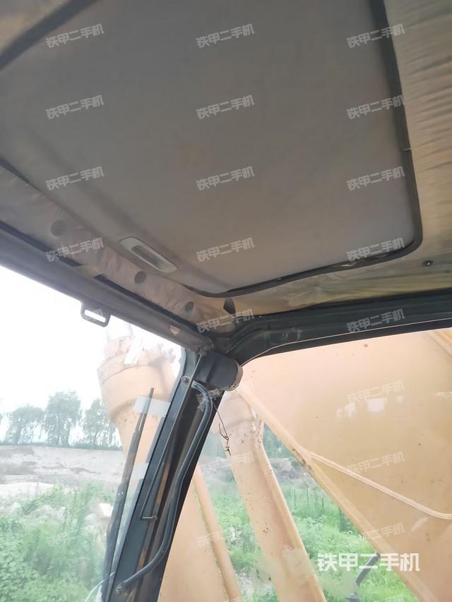 駕駛室頂部(整機(jī)外觀) 駕駛室頂部(整機(jī)外觀)
