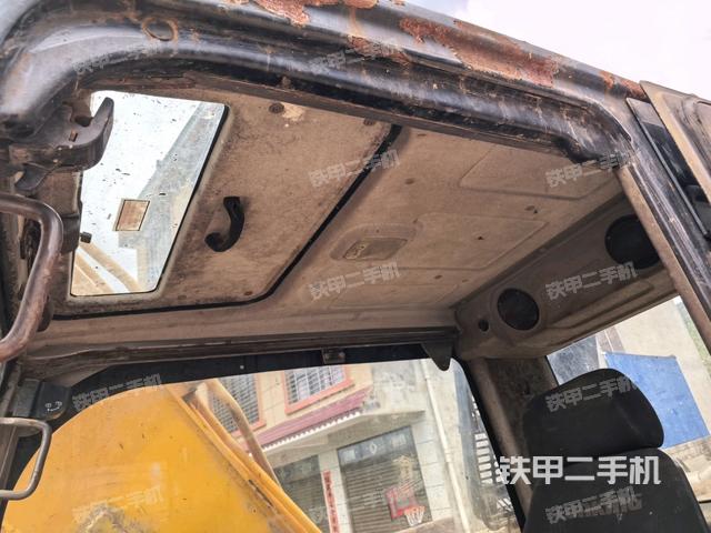 行走控制手柄和踏板?俯拍(駕駛室部分) 行走控制手柄和踏板?俯拍(駕駛室部分)