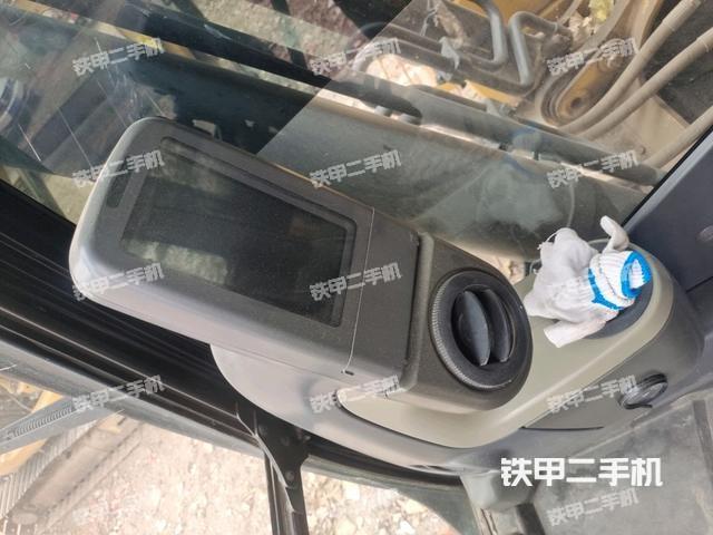 行走控制手柄和踏板?俯拍(駕駛室部分) 行走控制手柄和踏板?俯拍(駕駛室部分)