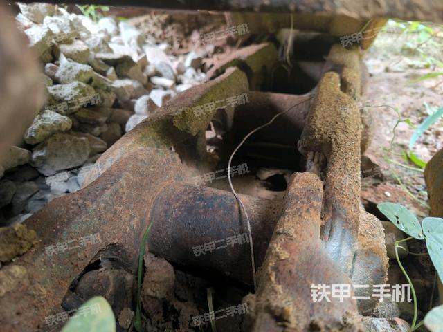 單側(cè)履帶整體(整機外觀) 單側(cè)履帶整體(整機外觀)