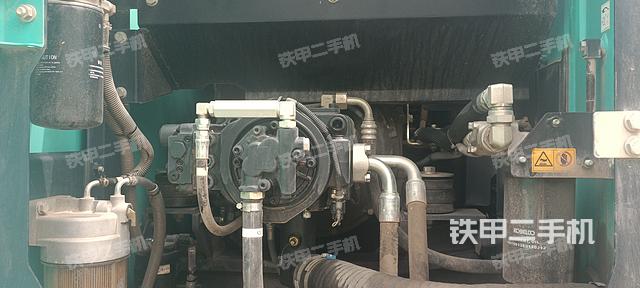 液压泵舱室正面整体（整机外观）