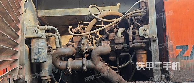 液压泵舱室正面整体（整机外观）