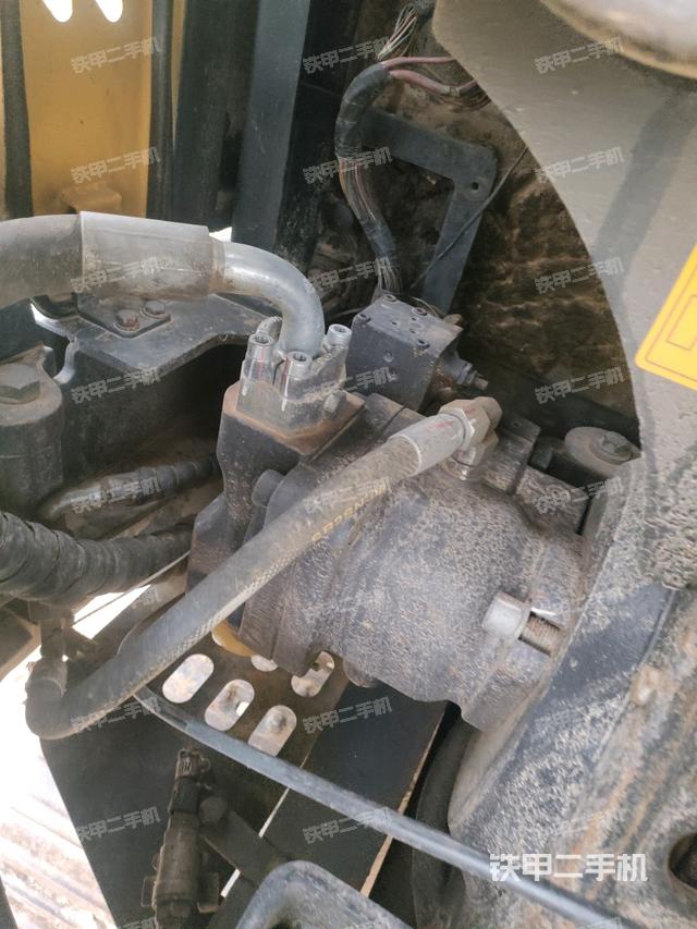 液壓泵艙室正面整體（整機外觀）