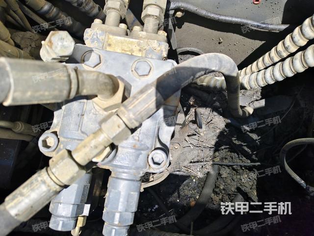 回转马达和主控阀(整机外观) 回转马达和主控阀(整机外观)