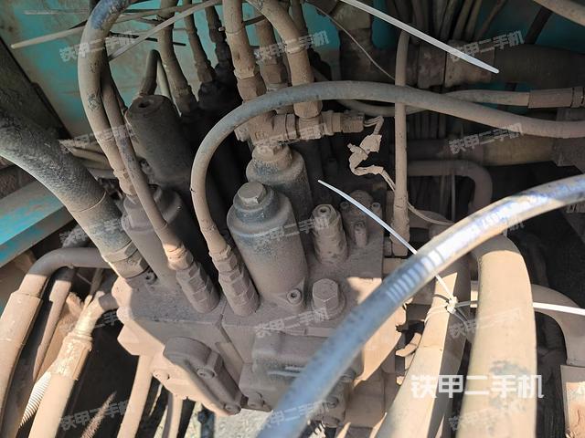 回轉(zhuǎn)馬達(dá)和主控閥(整機(jī)外觀) 回轉(zhuǎn)馬達(dá)和主控閥(整機(jī)外觀)