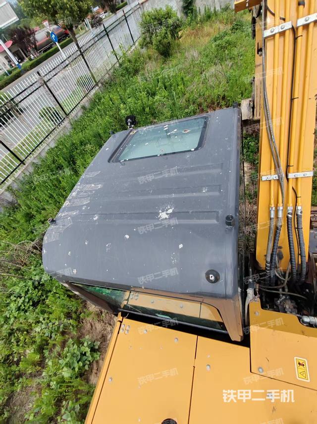 駕駛室頂部(整機(jī)外觀) 駕駛室頂部(整機(jī)外觀)