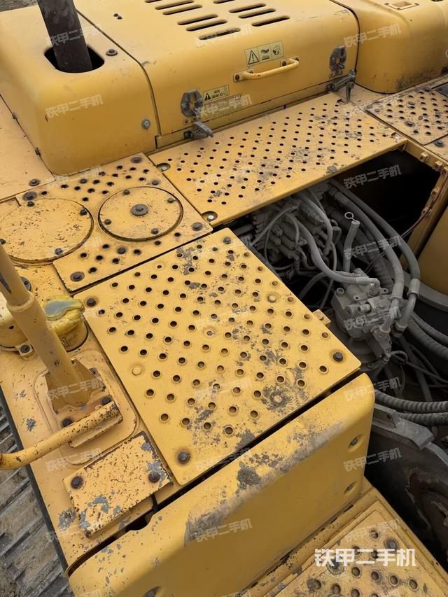 駕駛室頂部(整機(jī)外觀) 駕駛室頂部(整機(jī)外觀)