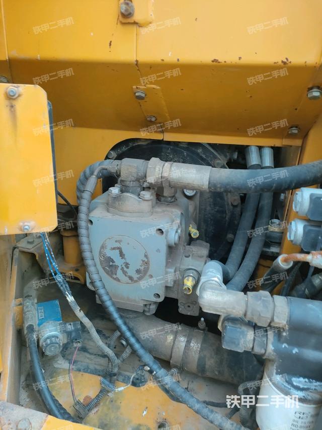液壓泵艙室正面整體(整機外觀) 液壓泵艙室正面整體(整機外觀)