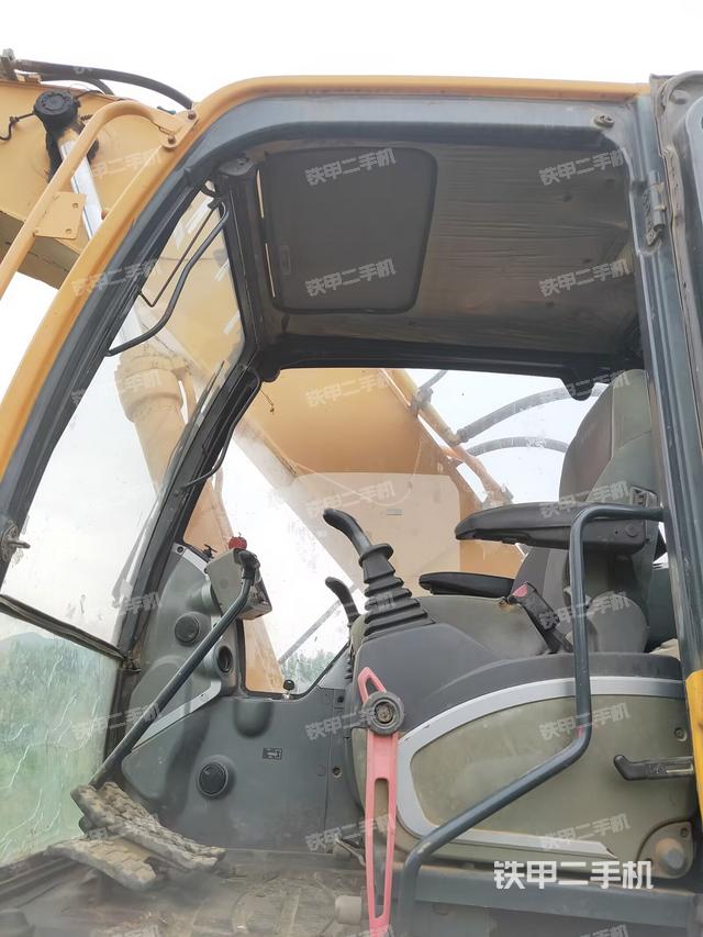 駕駛室整體(整機(jī)外觀) 駕駛室整體(整機(jī)外觀)