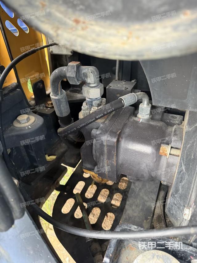 液压泵舱室正面整体（整机外观）