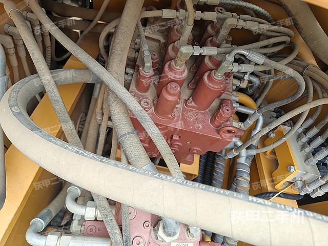 回转马达和主控阀（整机外观）