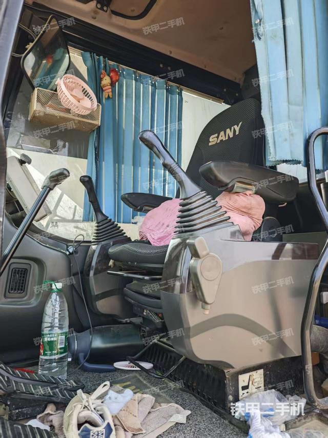驾驶室整体(整机外观) 驾驶室整体(整机外观)
