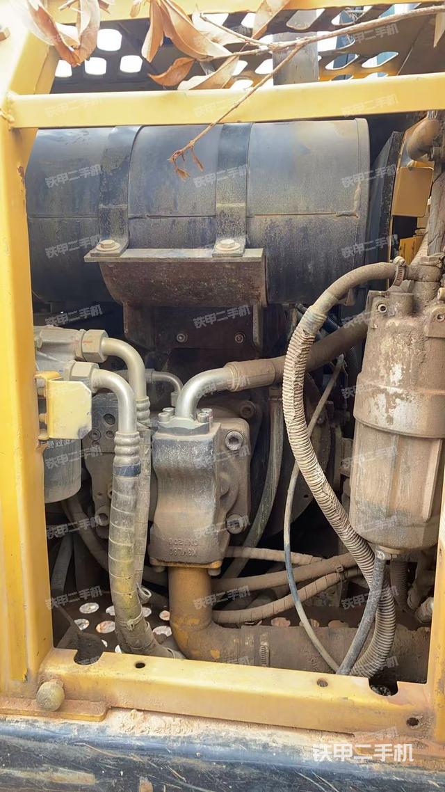 液壓泵艙室正面整體(整機外觀) 液壓泵艙室正面整體(整機外觀)