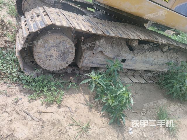單側(cè)履帶整體(整機(jī)外觀) 單側(cè)履帶整體(整機(jī)外觀)