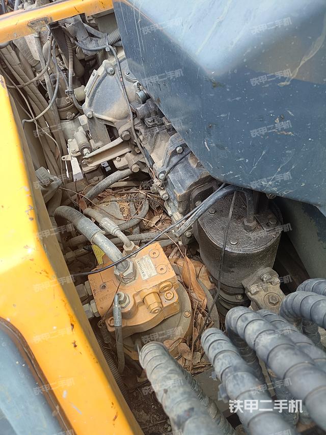 液压泵舱室正面整体(整机外观) 液压泵舱室正面整体(整机外观)