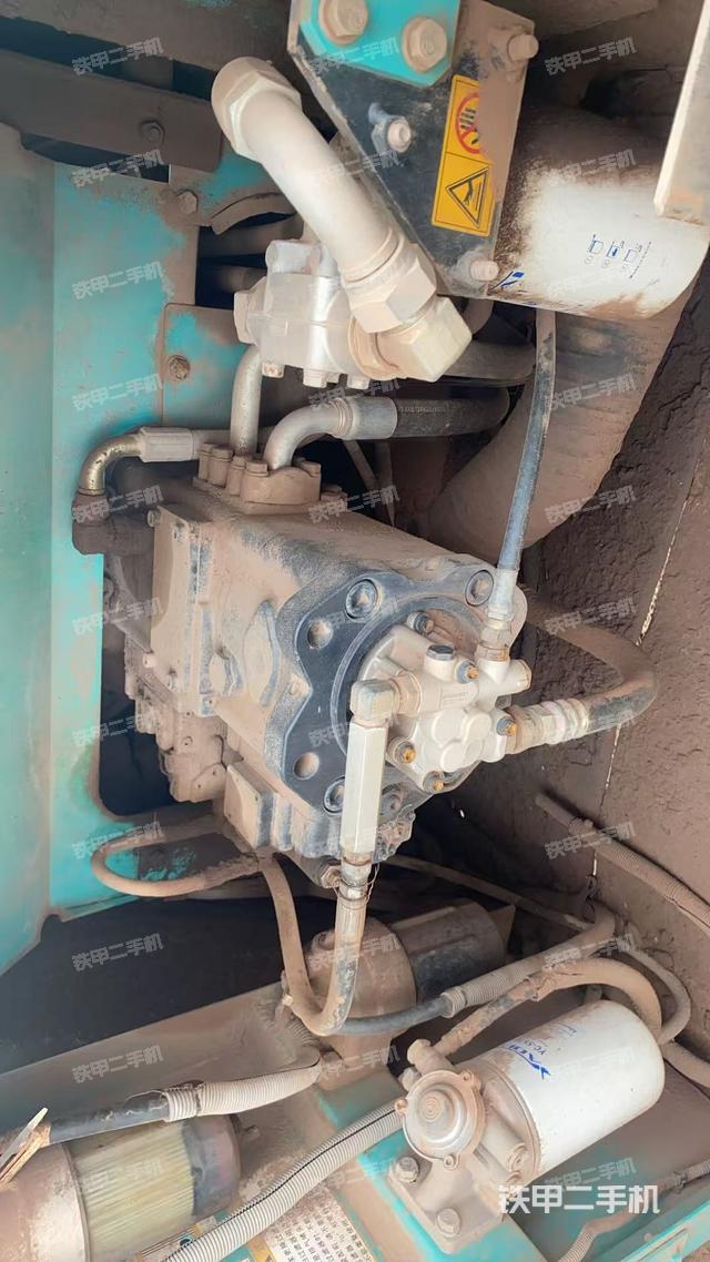 液壓泵艙室正面整體(整機(jī)外觀) 液壓泵艙室正面整體(整機(jī)外觀)