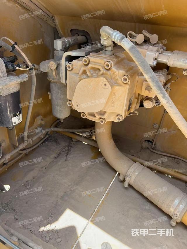 液壓泵艙室正面整體(整機(jī)外觀) 液壓泵艙室正面整體(整機(jī)外觀)