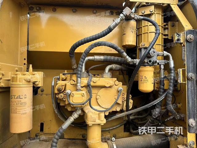 液壓泵艙室正面整體(整機外觀) 液壓泵艙室正面整體(整機外觀)