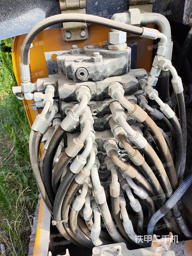 回转马达和主控阀（整机外观）