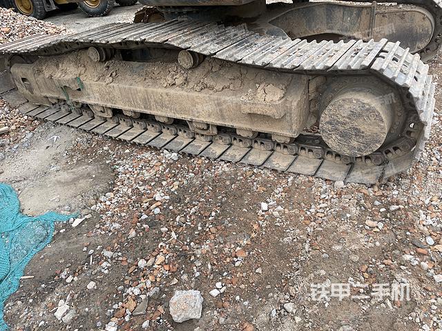 單側(cè)履帶整體(整機(jī)外觀) 單側(cè)履帶整體(整機(jī)外觀)