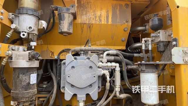 液壓泵艙室正面整體(整機外觀) 液壓泵艙室正面整體(整機外觀)