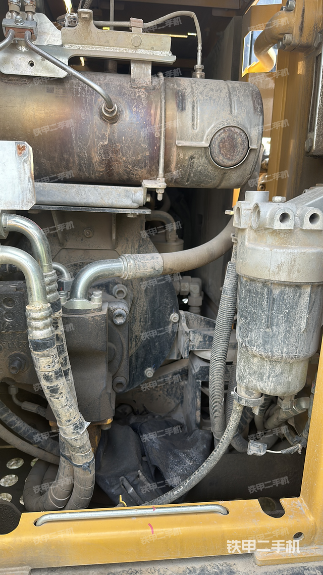 液压泵舱室正面整体（整机外观）