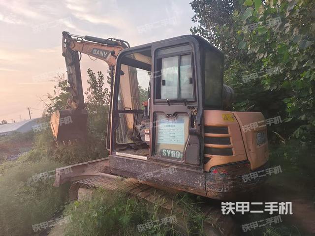 駕駛室頂部(整機(jī)外觀) 駕駛室頂部(整機(jī)外觀)