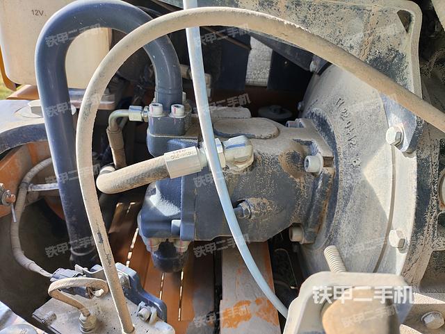 液压泵舱室正面整体（整机外观）