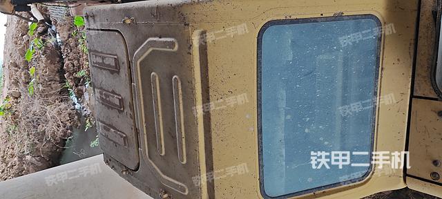 駕駛室頂部(整機(jī)外觀) 駕駛室頂部(整機(jī)外觀)