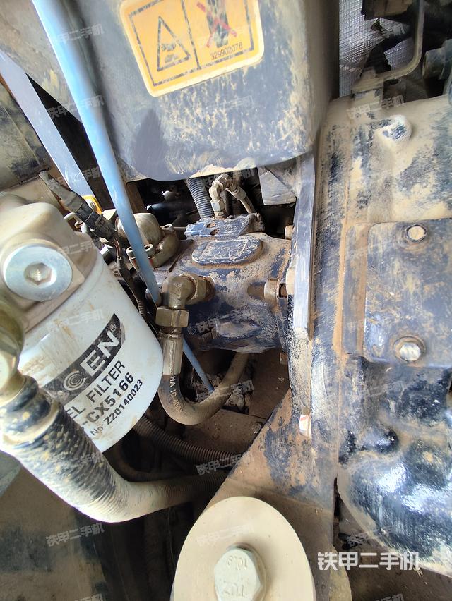 液压泵舱室正面整体（整机外观）