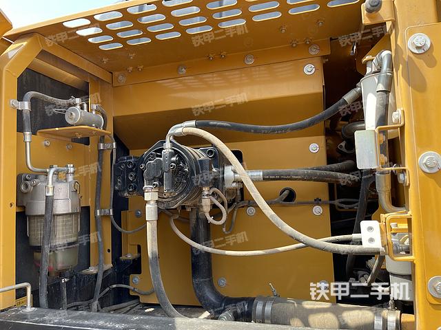 液压泵舱室正面整体（整机外观）