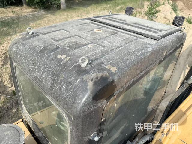 駕駛室頂部(整機(jī)外觀) 駕駛室頂部(整機(jī)外觀)